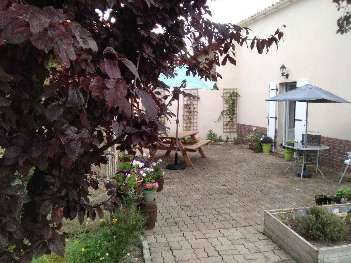 Les Tournesols Bed & Breakfast La Bernardiere ภายนอก รูปภาพ